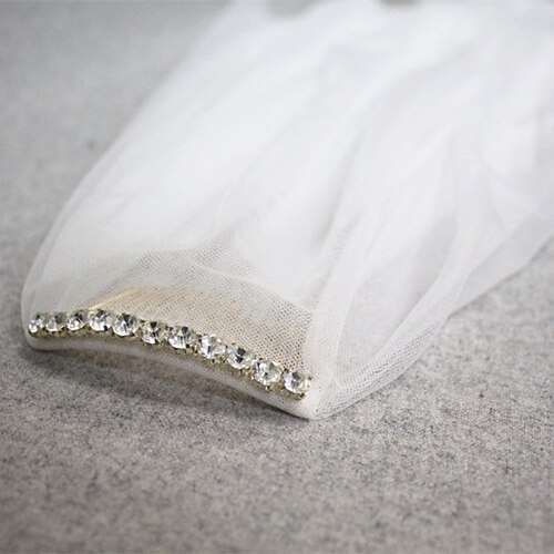 Two-tier Cut Edge Wedding Veil Fingertip Veils with Crystals / Rhinestones 37.4 in (95cm) Tulle / Drop Veil
Two-tier Cut Edge Wedding Veil Fingertip Veils with Crystals / Rhinestones 37.4 in (95cm) Tulle / Drop Veil