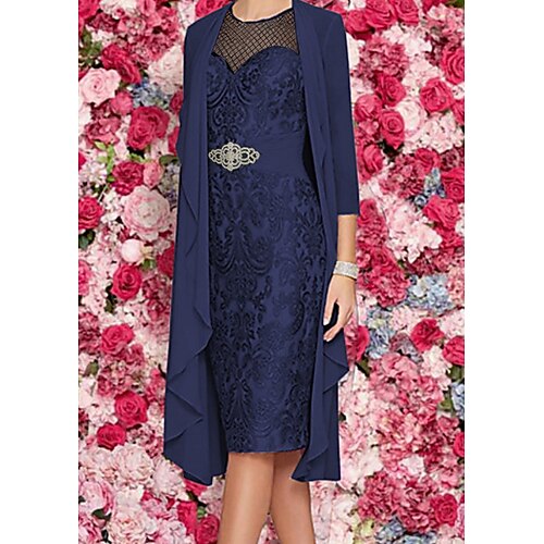 Tube / kolonne Kjole til brudens mor Plusstørrelse Elegant Høj halset Knælang Chiffon Blondelukning 3/4-ærmer med Applikeret broderi 2023
Tube / kolonne Kjole til brudens mor Plusstørrelse Elegant Høj halset Knælang Chiffon Blondelukning 3/4-ærmer med Applikeret broderi 2023