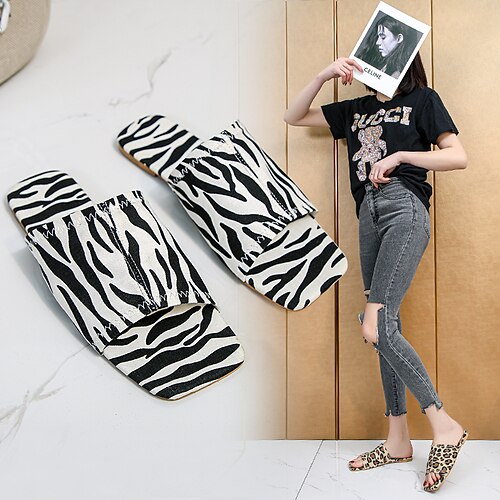 Femme Chaussons Pantoufles d'extérieur Intérieur du quotidien Eté Talon Plat Bout rond Casual Marche Cuir PU Mocassins À motifs d'animaux Noir / blanc Léopard
Femme Chaussons Pantoufles d'extérieur Intérieur du quotidien Eté Talon Plat Bout rond Casual Marche Cuir PU Mocassins À motifs d'animaux Noir / blanc Léopard