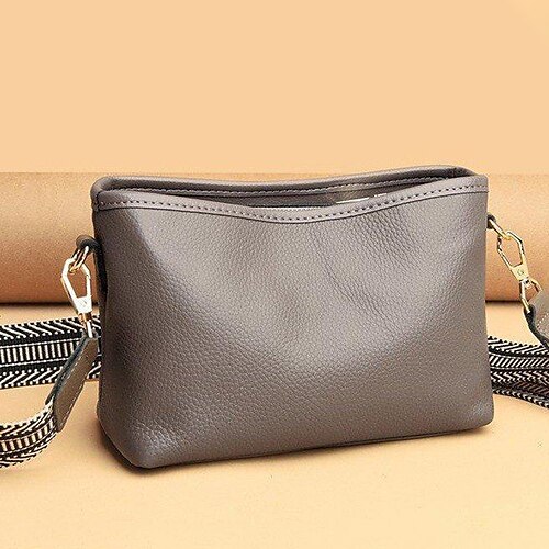 2022 new small square bag shoulder messenger small bag female lychee grain leather mobile phone bag simple fashion all-match commuting
2022 new small square bag shoulder messenger small bag female lychee grain leather mobile phone bag simple fashion all-match commuting