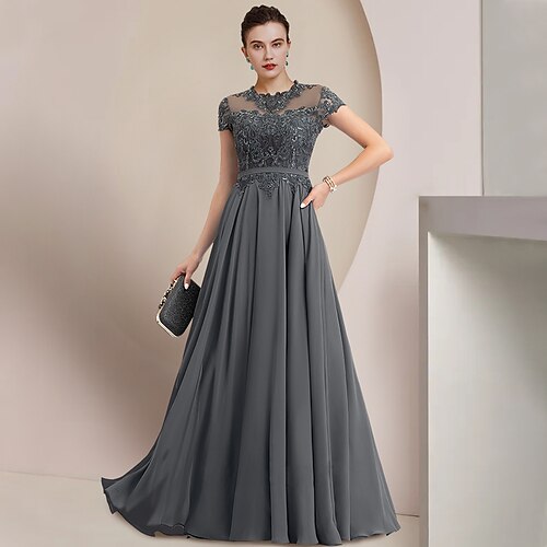 Tube / kolonne Kjole til brudens mor Bryllupsgæst Fest Elegant Høj halset Gulvlang Chiffon Blondelukning Kortærmet med Plissé Paillette 2023
Tube / kolonne Kjole til brudens mor Bryllupsgæst Fest Elegant Høj halset Gulvlang Chiffon Blondelukning Kortærmet med Plissé Paillette 2023