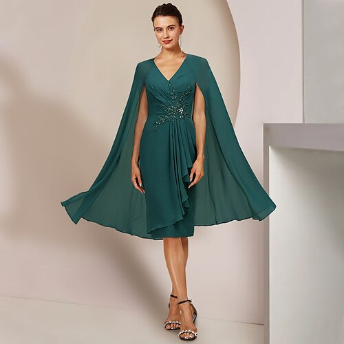 Tube / kolonne Kjole til brudens mor Bryllupsgæst Årgang Elegant V-hals Knælang Chiffon Uden ærmer med Plissé Krystaldetaljering Perlearbejde 2023
Tube / kolonne Kjole til brudens mor Bryllupsgæst Årgang Elegant V-hals Knælang Chiffon Uden ærmer med Plissé Krystaldetaljering Perlearbejde 2023