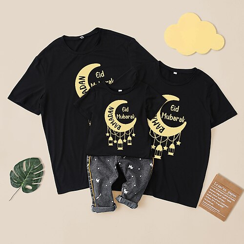 Familie udseende Ramadan T-shirt Bogstaver Stjerne MOON Afslappet Crewneck Sort Kortærmet Sød Stil Matchende outfits
Familie udseende Ramadan T-shirt Bogstaver Stjerne MOON Afslappet Crewneck Sort Kortærmet Sød Stil Matchende outfits