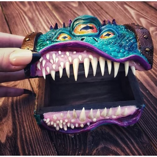 Boîte à dés monstre, boîte de rangement pour dés de poitrine mimique, jeu de dés en bois découpé au laser pour donjons et dragons, accessoires de jeu de société rpg, bleu, 4,7 x 3,1 x 3,9 pouces
Boîte à dés monstre, boîte de rangement pour dés de poitrine mimique, jeu de dés en bois découpé au laser pour donjons et dragons, accessoires de jeu de société rpg, bleu, 4,7 x 3,1 x 3,9 pouces