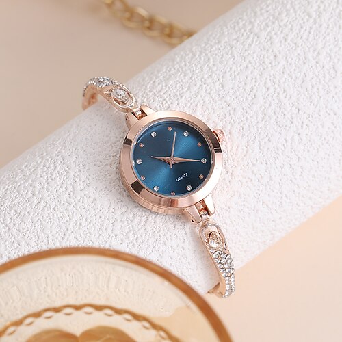 Montre à quartz femme créative minimaliste dames analogique quartz étanche petit cadran montre bracelet mince
Montre à quartz femme créative minimaliste dames analogique quartz étanche petit cadran montre bracelet mince