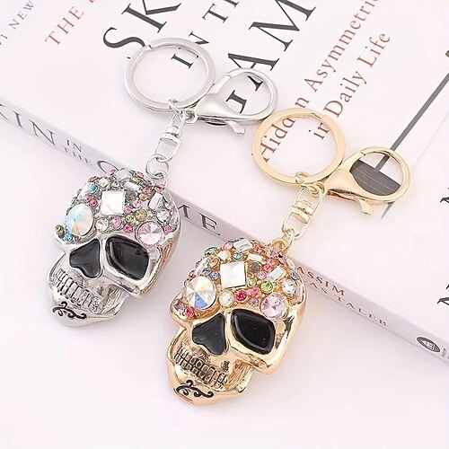 Llaveros de metal con calavera de diamantes de imitación europeos y americanos, colgador de maleta para coche estéreo, botón decorativo
Llaveros de metal con calavera de diamantes de imitación europeos y americanos, colgador de maleta para coche estéreo, botón decorativo