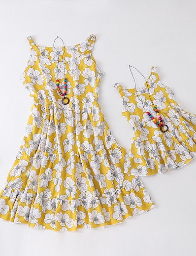 Χαμηλού Κόστους Σετ Ρούχων για την Οικογένεια-Φορέματα Μαμά και εγώ Φλοράλ Στάμπα Κίτρινο Ως το Γόνατο Αμάνικο 3D εκτύπωση Φόρεμα με λεπτή τιράντα Γλυκός Ταιριάζοντας ρούχα