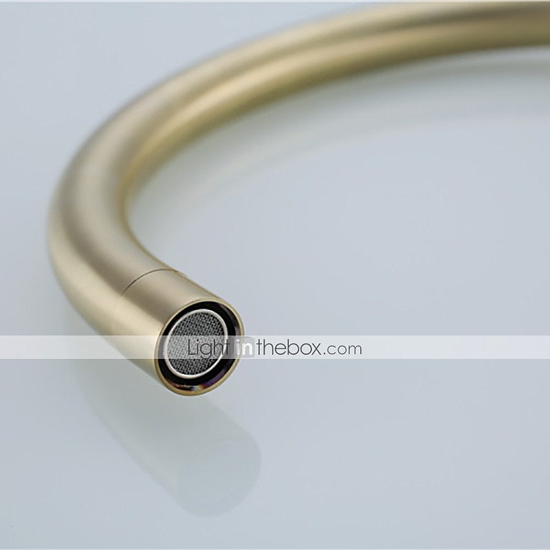 diskbänk blandare kran borstat guld monterad på däck, 360 vridbart enkelgreppskärl köksmässingskranar med kall- och varmvattenslang 2026 - $163.99 –P7