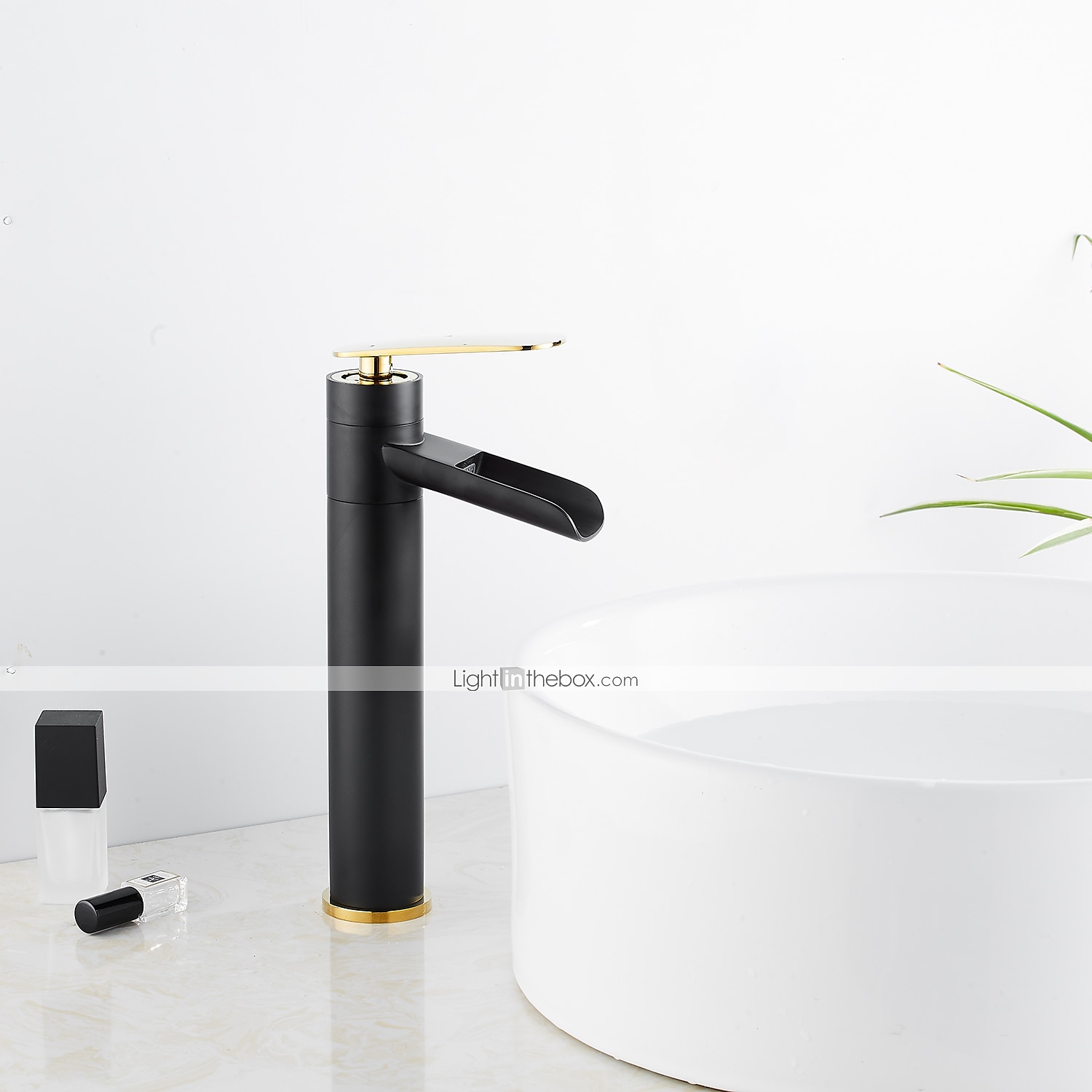 mitigeur de lavabo de salle de bain cascade haut, robinets de lavabo à une poignée en laiton antique avec tuyau froid et chaud de 2025 ? $113.99 –P2