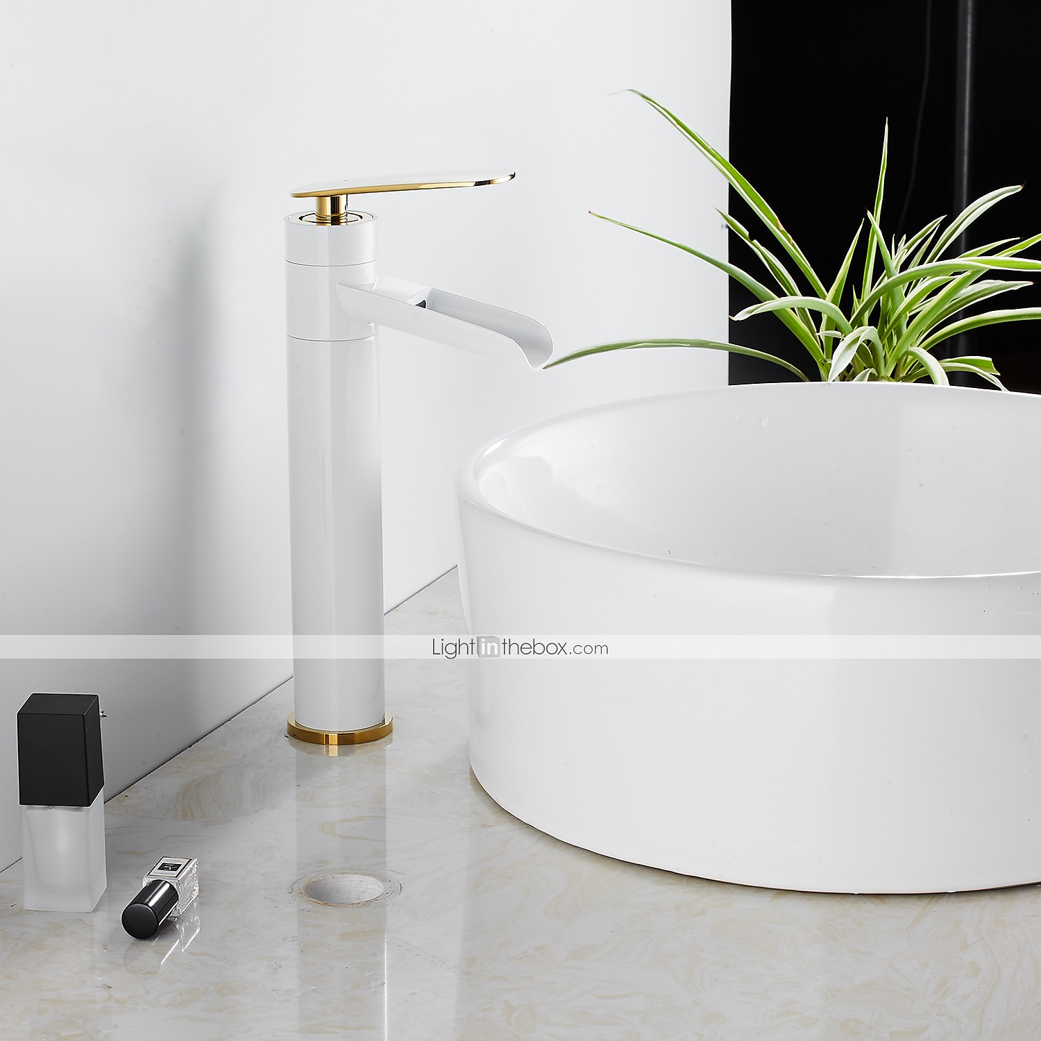 mitigeur de lavabo de salle de bain cascade haut, robinets de lavabo à une poignée en laiton antique avec tuyau froid et chaud de 2025 ? $113.99 –P5