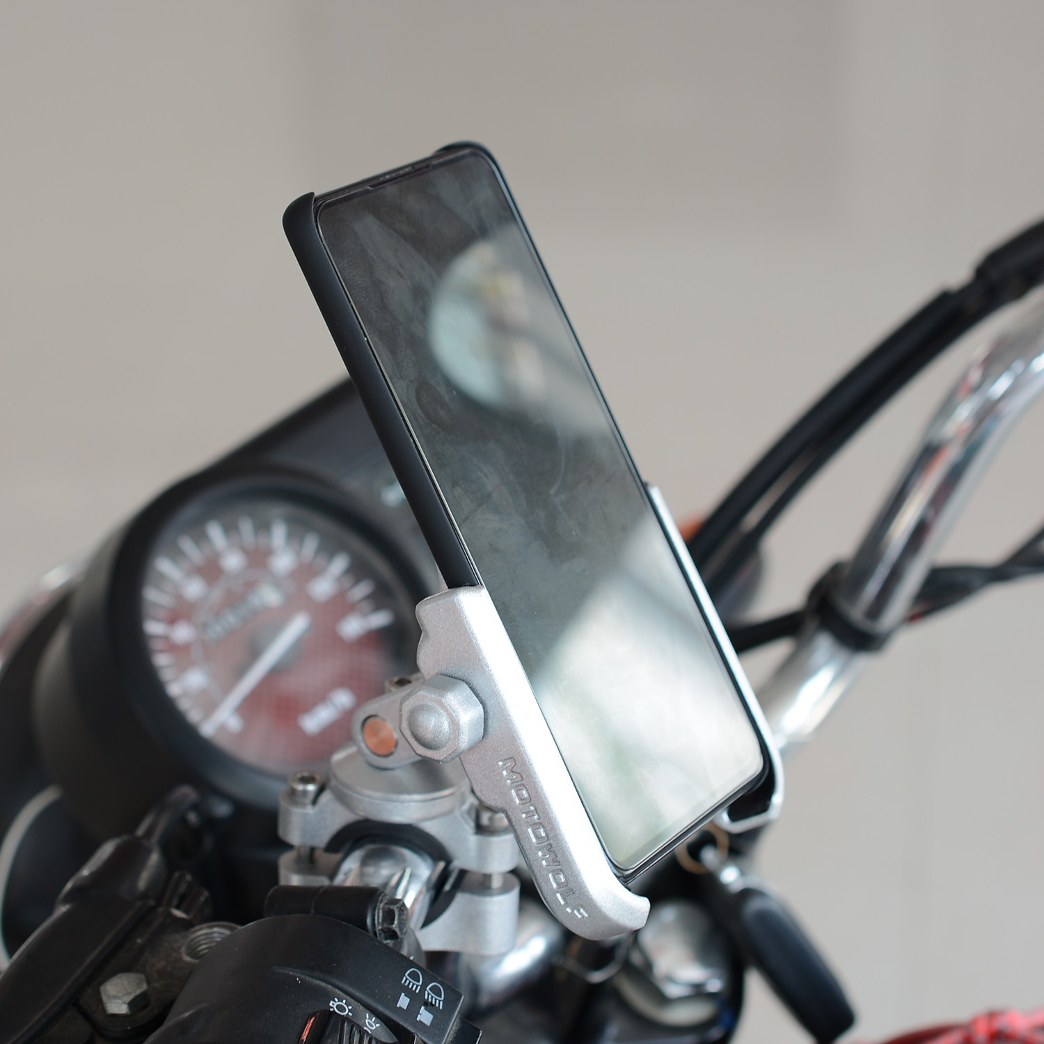 supporto telefono supporto supporto moto bici bici&amp; Moto supporto del telefono 360 ° di rotazione in lega di alluminio del telefono accessorio per iphone 12 11 pro xs xs max xr x 8 samsung glaxy del 2026 a $36.99 –P3