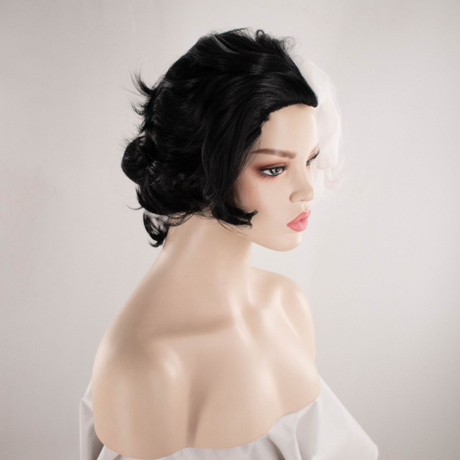 101 Dalmata Parrucche Cosplay di Cruella De Vil Parte Centrale per Donne 12 pollici Fibra Resistenti al Calore Riccia Nera e Bianca Parrucca per Adulti e Teen Anime Parrucche di Halloween del 2025 a $28.99 –P2