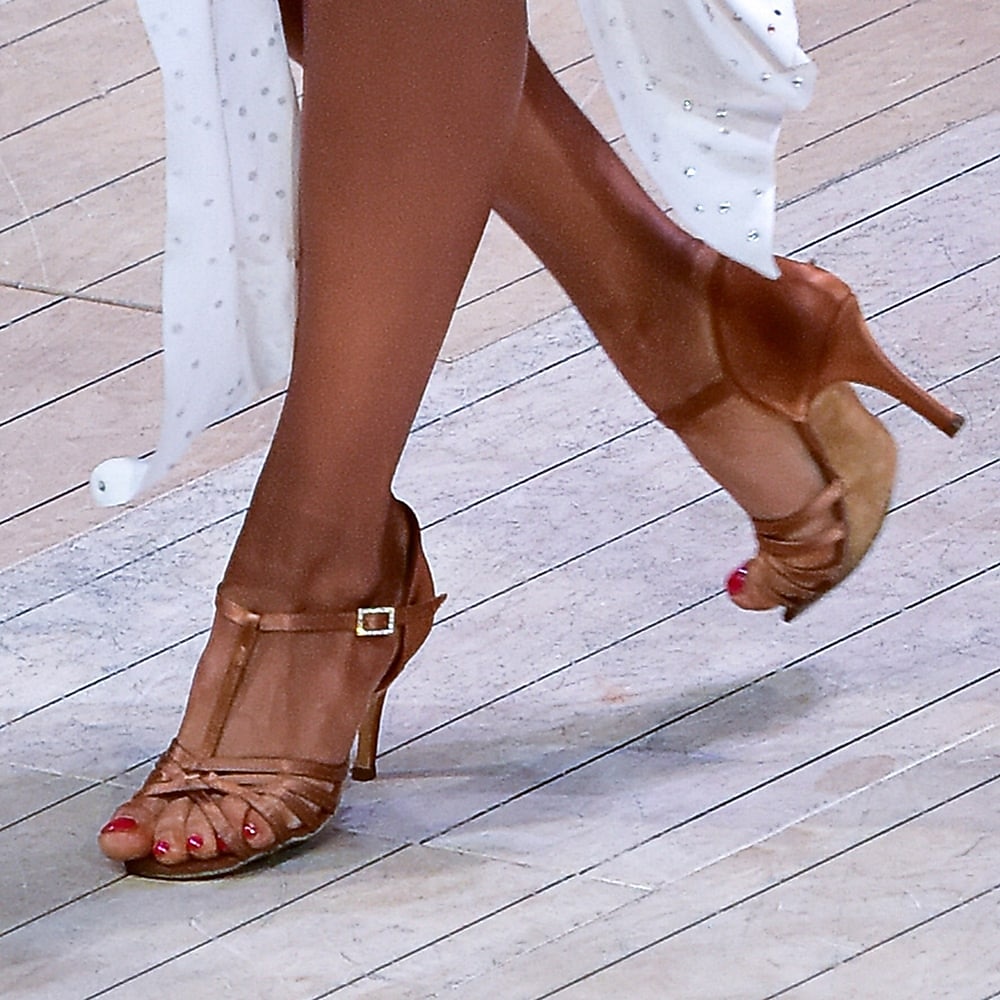 chaussures à talons de danse latine à lanières en satin pour femmes avec semelle en daim souple - chaussures de spectacle de salle de bal de 2025 ? $42.99 –P1