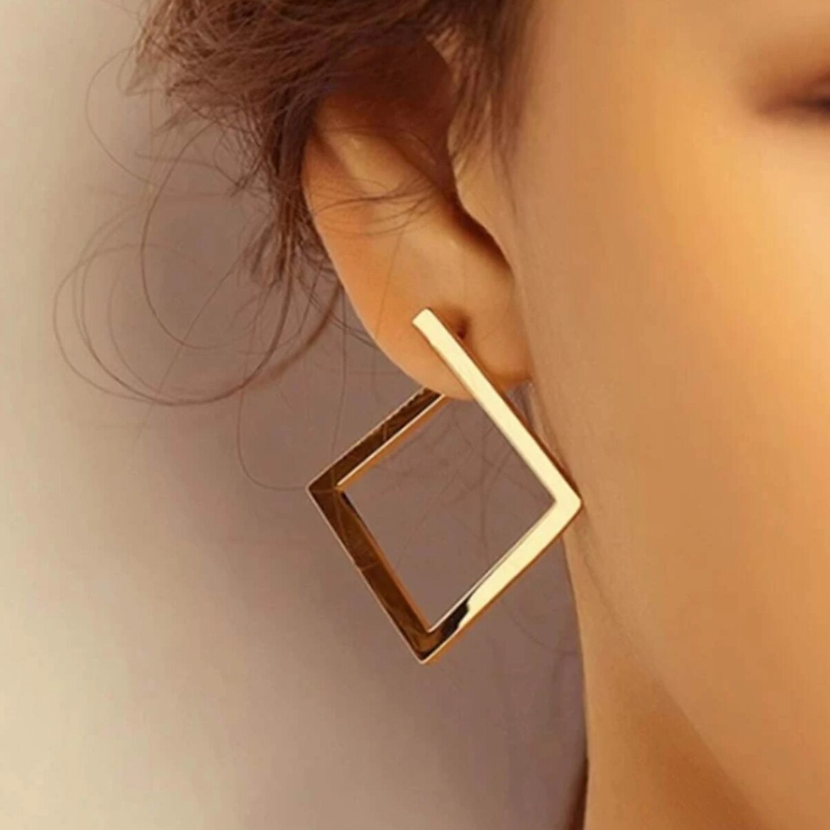 moda europea nuovo stile personalità contratta temperamento vento gelido orecchini esagerato design di nicchia orecchini di diamanti di alta qualità del 2025 a $18.99 –P1
