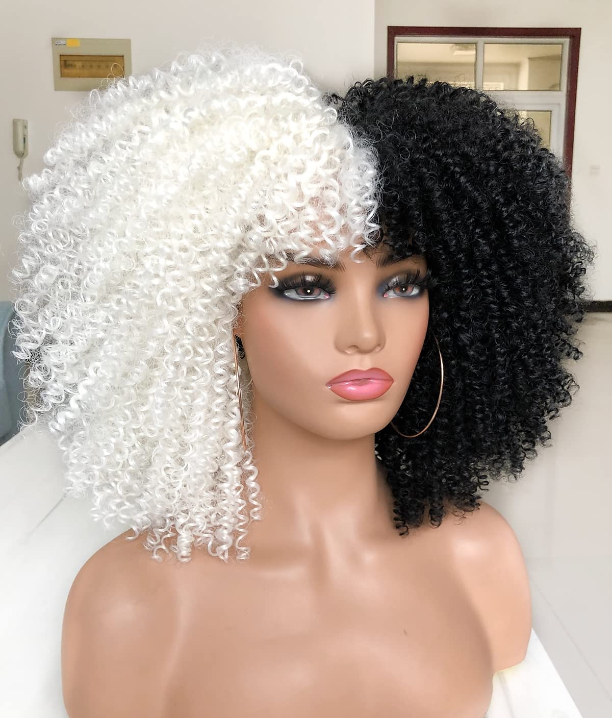 Kurze lockige Perücke 14 Zoll Afro-lockige Perücke mit Pony hitzebeständige synthetische schwarze und weiße Haare für schwarze Frauen Halloween-Perücken 2025 - $27.99 –P5
