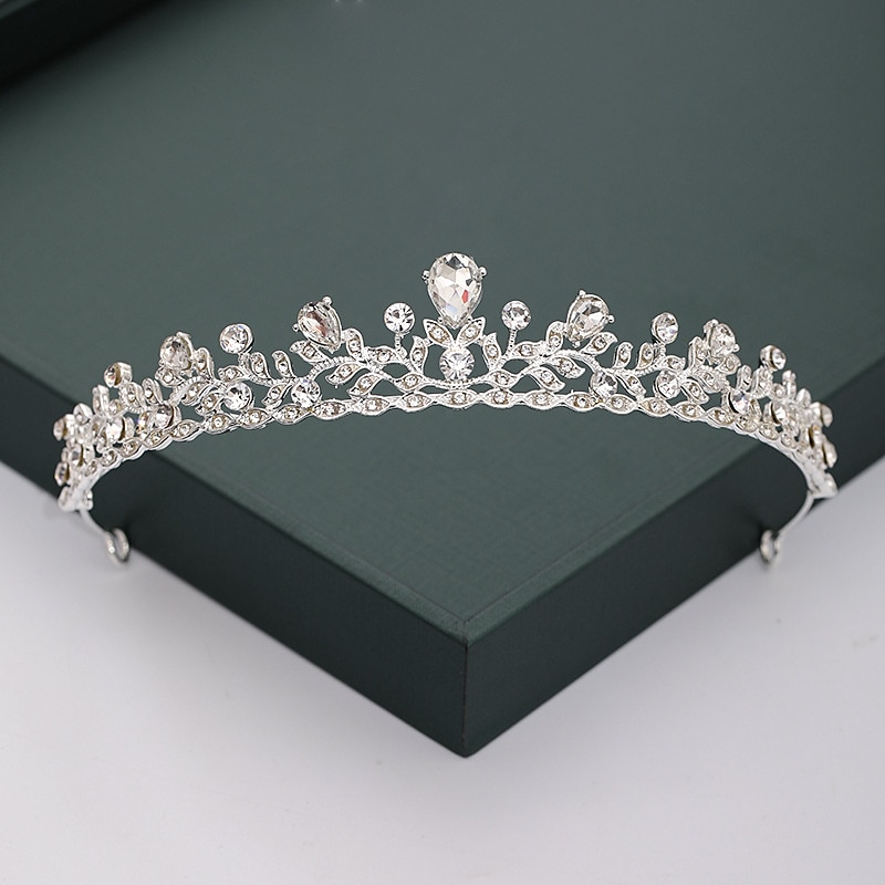 Krone Tiara Haarbänder Kopfschmuck Strass Legierung Herbst Hochzeitsfeier  Abend Retro Süß Mit Kristall  Strass Geteiltes Gelenk Kopfschmuck Kopfbedeckung Kleid beeindrucken 2025 - $14.99 –P3