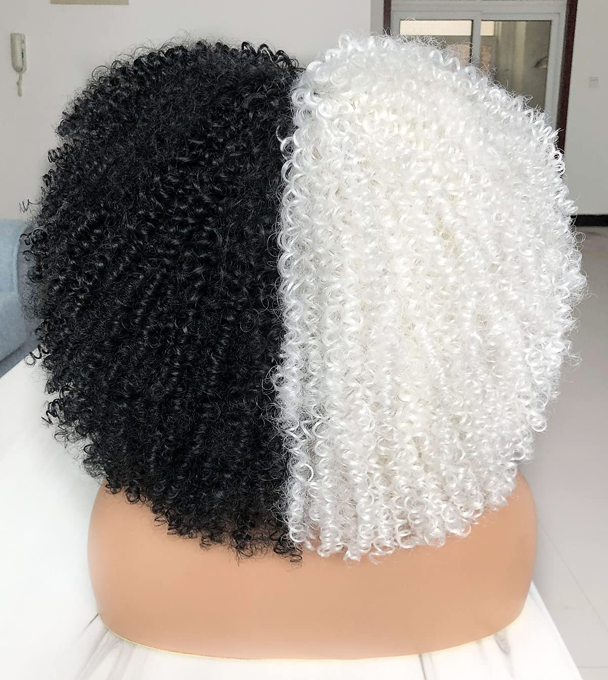 Kurze lockige Perücke 14 Zoll Afro-lockige Perücke mit Pony hitzebeständige synthetische schwarze und weiße Haare für schwarze Frauen Halloween-Perücken 2025 - $27.99 –P6