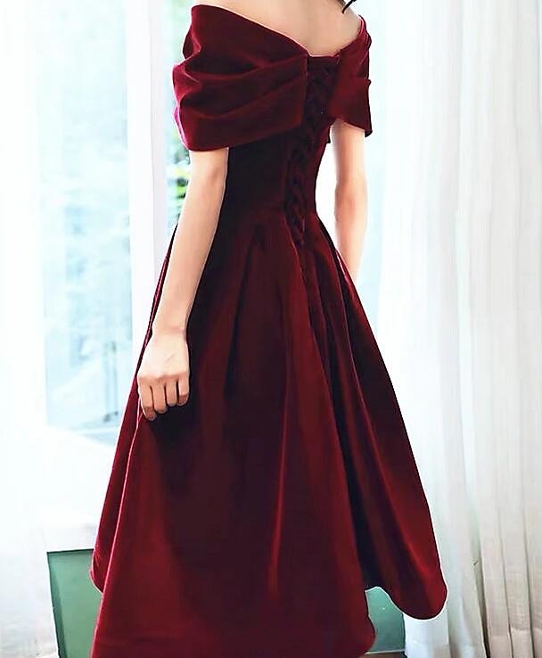 A-Linien Cocktailkleider Elegantes Kleid Hochzeitsgast knielang Kurzarm Schulterfrei Samt mit Falten einfarbige Kleider 2025 - $143.99 –P2