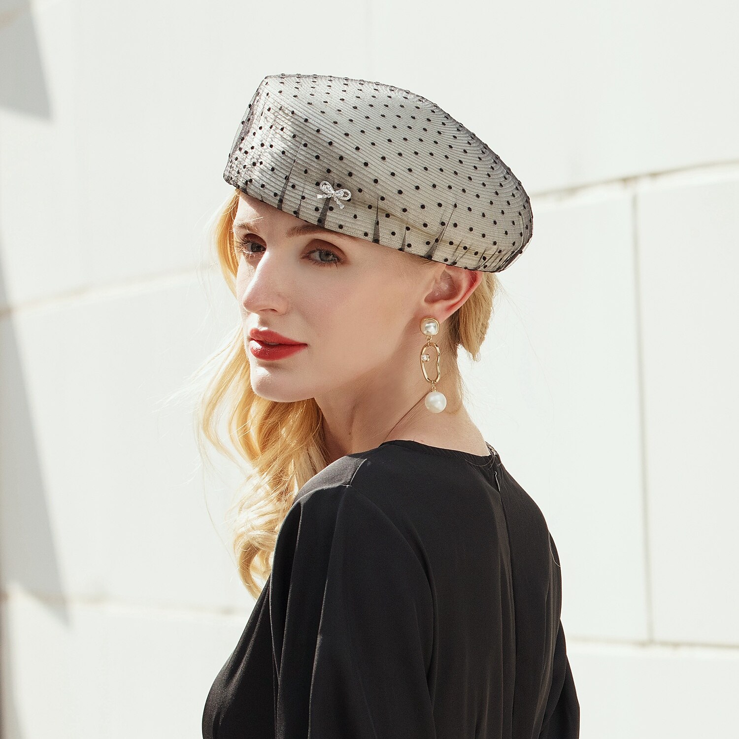 Módní Elegantní Tyl / Štras / akryl / polyester Klobouky s Korálky / Tyl 1ks Svatební / Zvláštní příležitosti / Melbourne Cup Přílba 2025 - $24.99 –P2