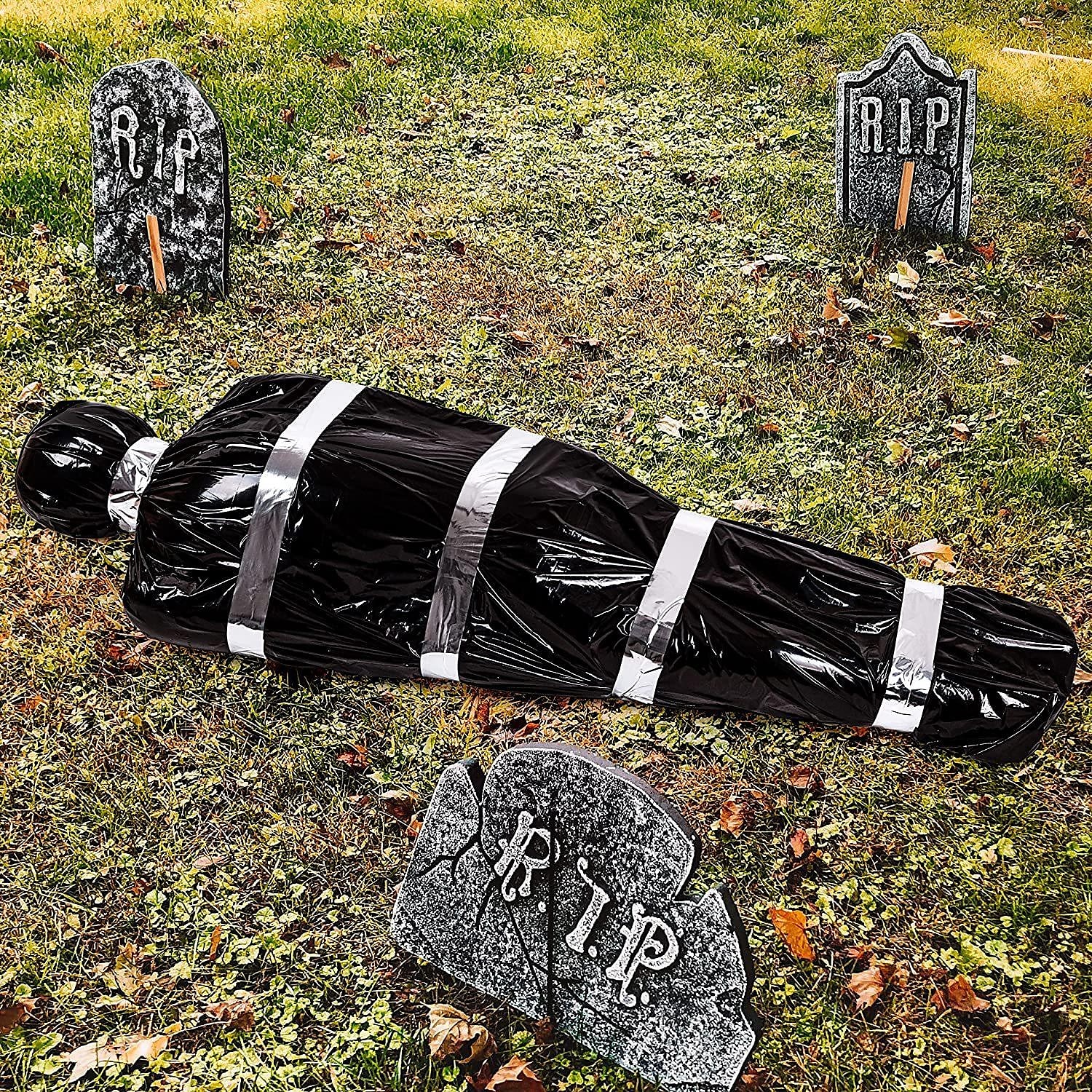 Halloween-Dekorationen Requisiten für tote Opfer, gruselige gefälschte Leiche mit Pumpe, 152 cm hängende gruselige gefälschte Leiche in Tasche, Todesopfer, Halloween-Requisiten für den Außenbereich, 2025 - $30.99 –P3