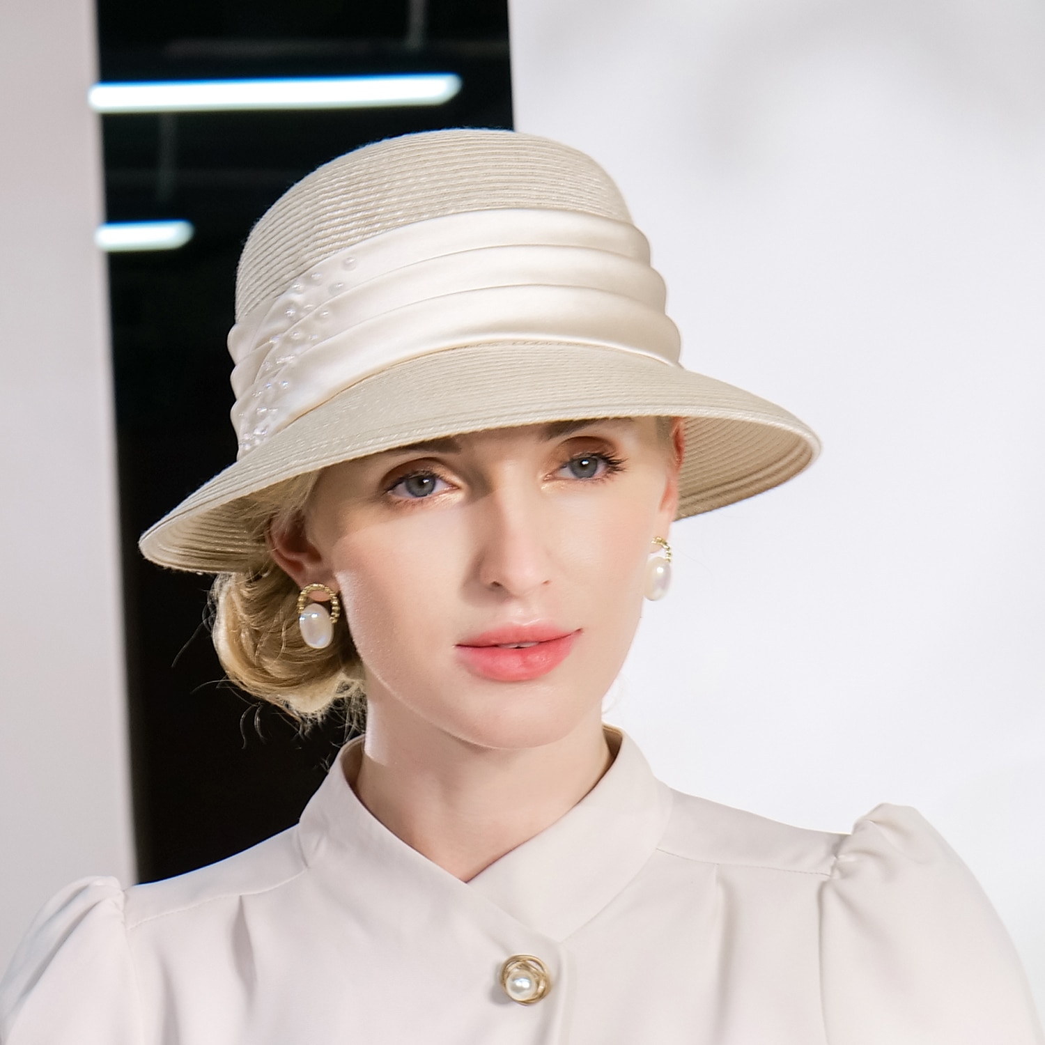 elegante niedliche Faserstrohhüte mit Rüschen / Rüschen 1pc lässig / Urlaub / Teeparty-Kopfbedeckung / böhmische Strandstroh-Kopfbedeckung / Strohhüte mit Satinschleife lässig / 2025 - $32.99 –P1