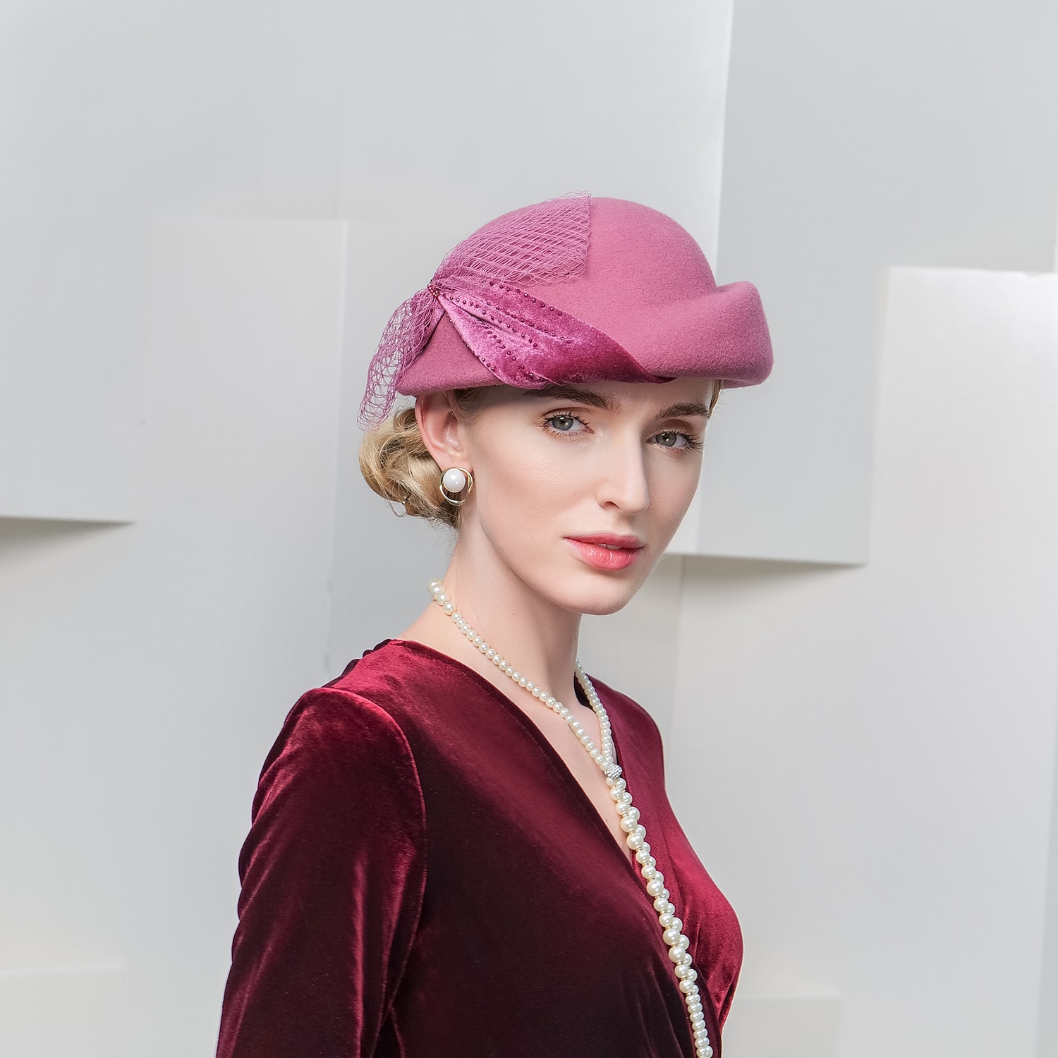 Vintage-tyyli Tyylikäs 100% villa / Sametti hatut kanssa Ruseteilla / Koristehelmillä / Reunat 1kpl Kausaliteetti / Pyhäpäivä Päähine 2026 - $43.99 –P2