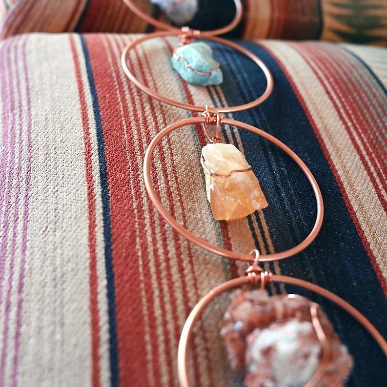 Decoração de parede com pedras preciosas de 7 chakras em vidro colorido, ornamento pendurado para meditação para decoração de casa, cabide de parede para meditação de ioga e reiki de boa sorte (cor aleatória e ordem de arranjo) de 2025 por $21.99 –P6