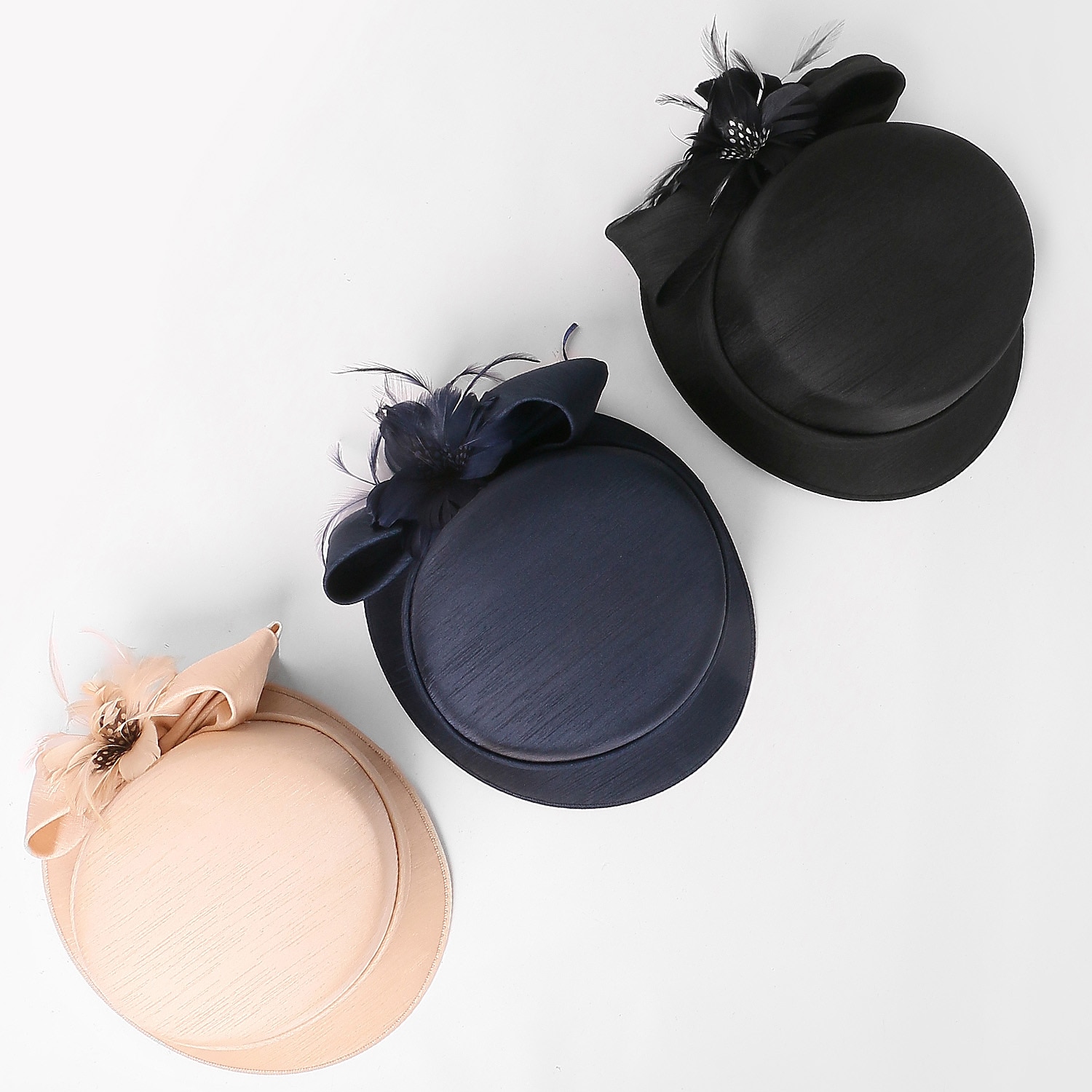 cappelli in fibra bombetta / cappello a cloche tea party corsa di cavalli elegante con copricapo di piume copricapo / occasione speciale del 2025 a $50.99 –P14