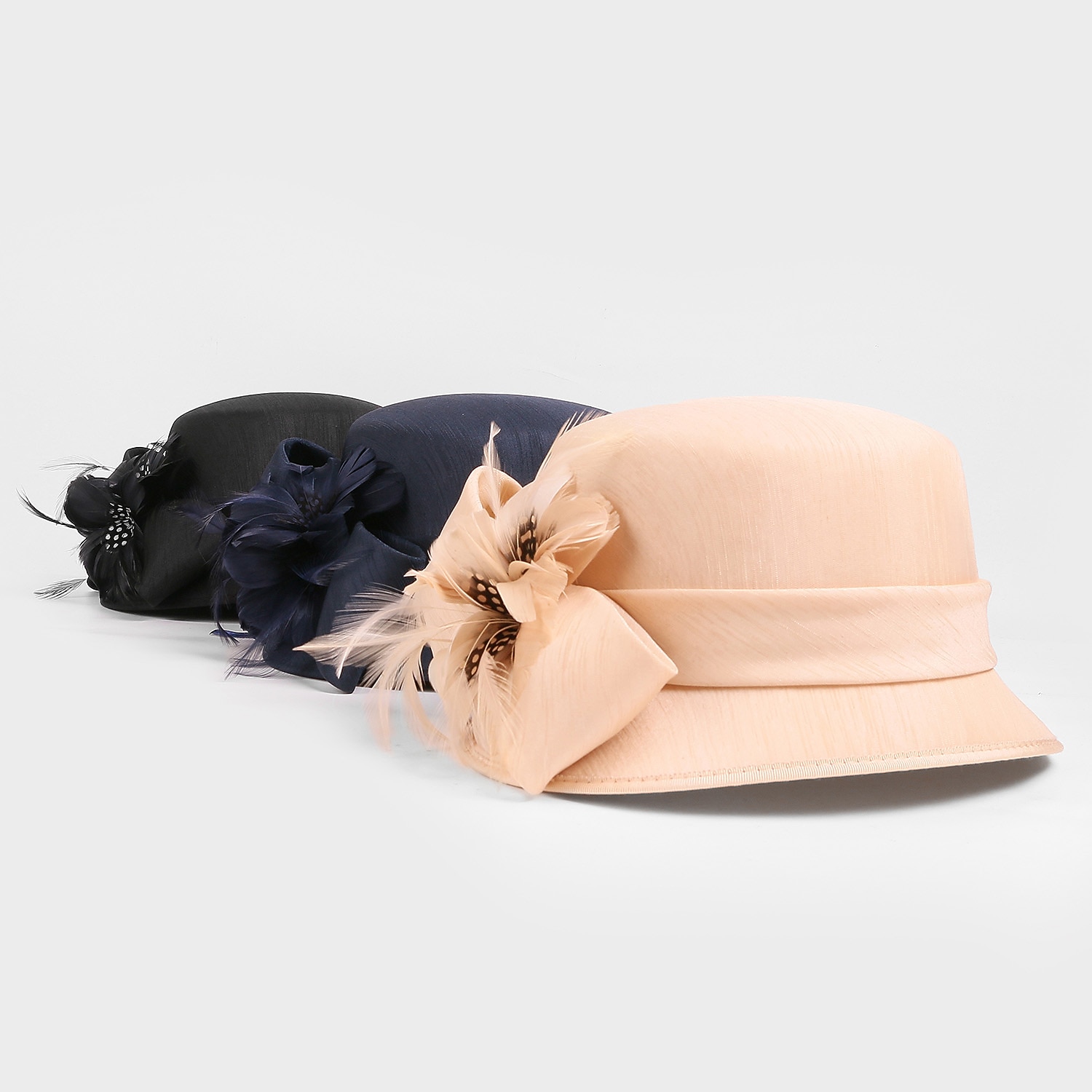 cappelli in fibra bombetta / cappello a cloche tea party corsa di cavalli elegante con copricapo di piume copricapo / occasione speciale del 2025 a $50.99 –P13