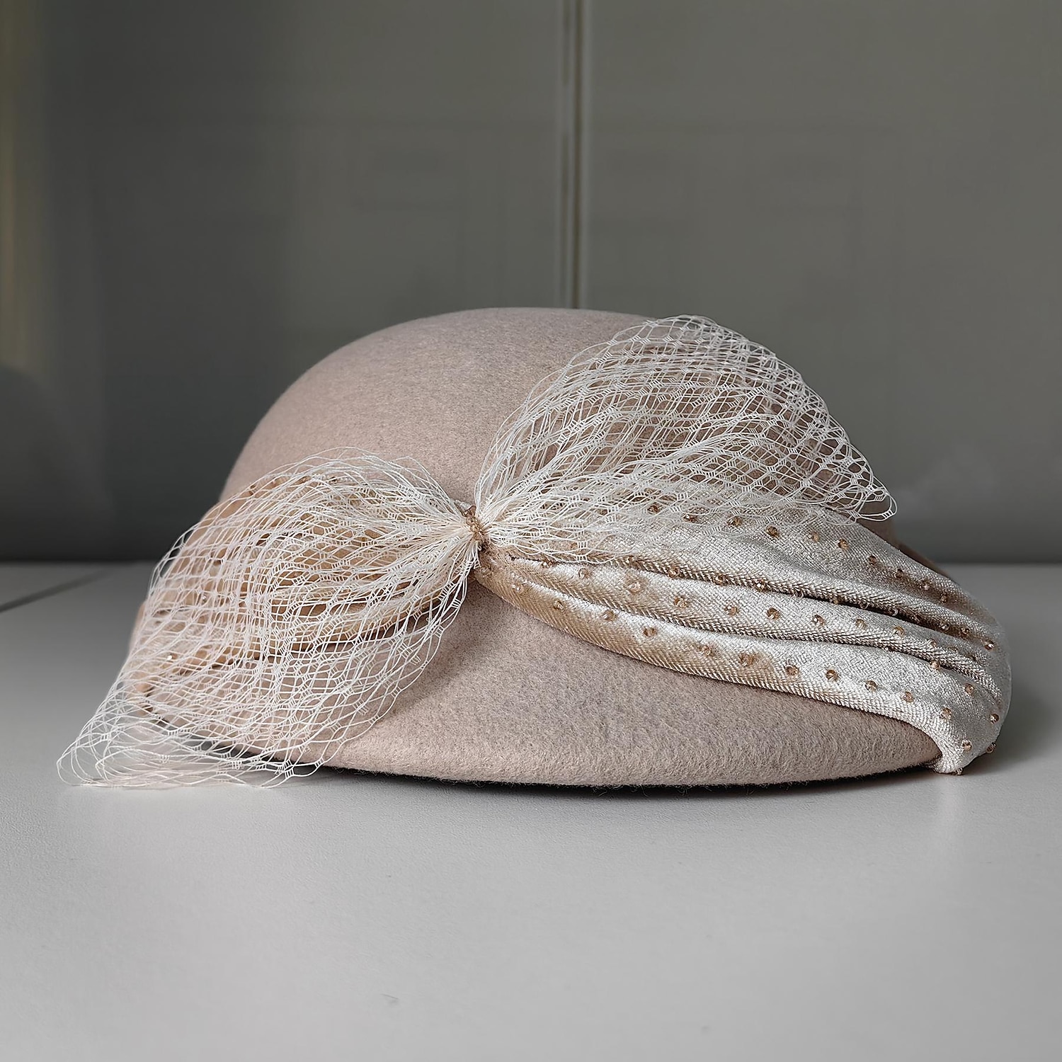 Vintage-tyyli Tyylikäs 100% villa / Sametti hatut kanssa Ruseteilla / Koristehelmillä / Reunat 1kpl Kausaliteetti / Pyhäpäivä Päähine 2026 - $43.99 –P12