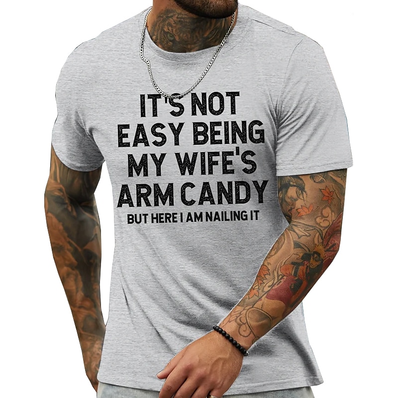 Herren Grafik T-Shirt "Es ist nicht einfach das Arm Candy meiner Frau zu sein aber hier bin ich und mache es großartig" - Lustiges Familienhumor T-Shirt mit kurzen Ärmeln 2025 - $15.99 –P2