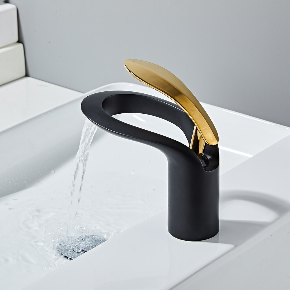 Grifo monomando para lavabo fabricado en latón negro mate con un