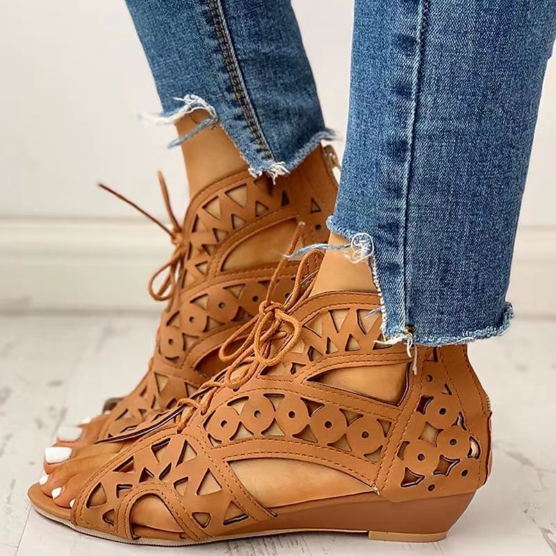 czarne, sznurowane sandały damskie z wycięciem - stylowe buty na koturnie z geometrycznymi wzorami do modnych letnich stylizacji 2025 - $32.99 -P4