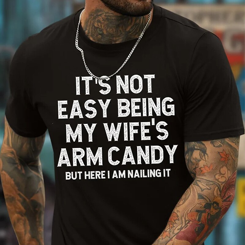 Herren Grafik T-Shirt "Es ist nicht einfach das Arm Candy meiner Frau zu sein aber hier bin ich und mache es großartig" - Lustiges Familienhumor T-Shirt mit kurzen Ärmeln 2025 - $15.99 –P3
