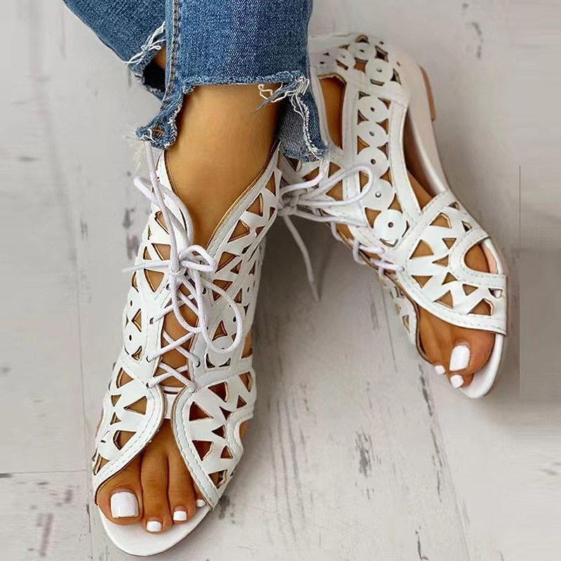 czarne, sznurowane sandały damskie z wycięciem - stylowe buty na koturnie z geometrycznymi wzorami do modnych letnich stylizacji 2025 - $32.99 -P8