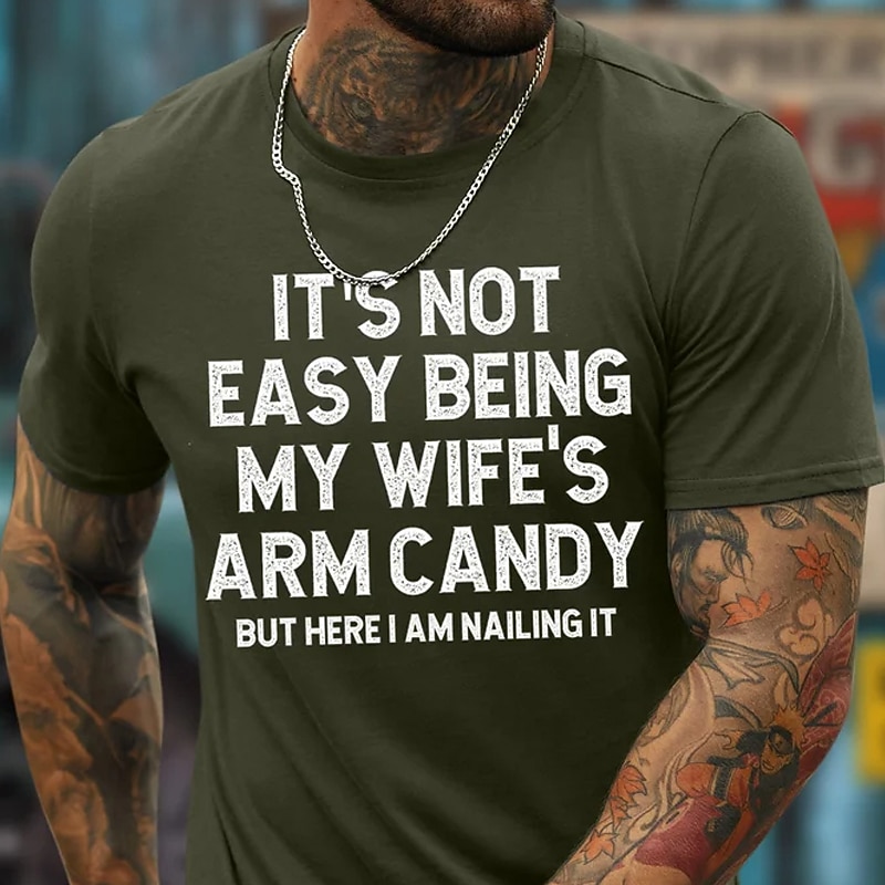 Herren Grafik T-Shirt "Es ist nicht einfach das Arm Candy meiner Frau zu sein aber hier bin ich und mache es großartig" - Lustiges Familienhumor T-Shirt mit kurzen Ärmeln 2025 - $15.99 –P6