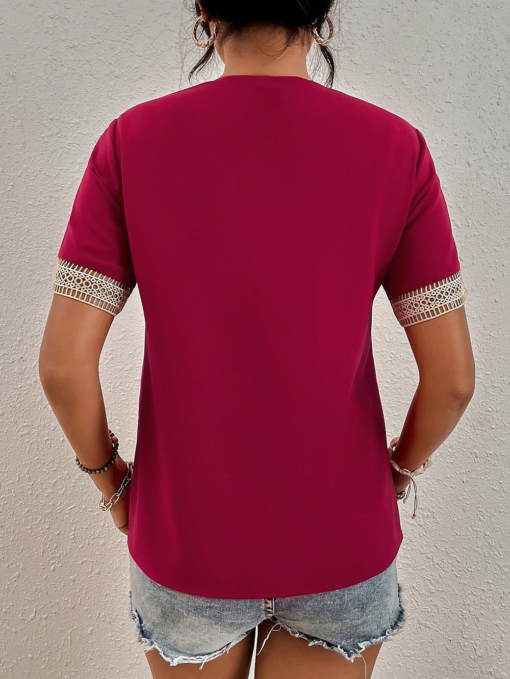 Damen Weiße Elegante Spitzen Tops Loch Bluse T-Shirt Burgunder Tee Schlichte Reguläre Tops Kurze Ärmel V-Ausschnitt Reguläre Passform Täglich Wochenende Romantische Petite Tops Sommer Urlaub Trag 2025 - $16.99 –P7
