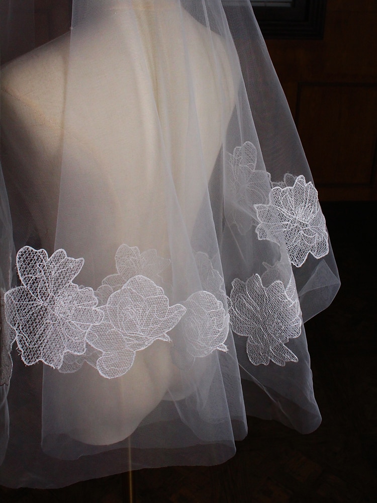 One-tier Stylish / Lace Wedding Veil Blusher Veils / Fingertip Veils with  Pure Color Tulle 2023 - $43.99