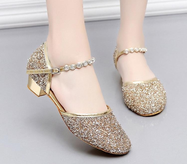 Sapatos de dança de salão prateados com glitter para meninas – sapatos de festa de princesa de salto baixo com tira de strass no tornozelo para casamentos e apresentações de 2025 por $34.99 –P1