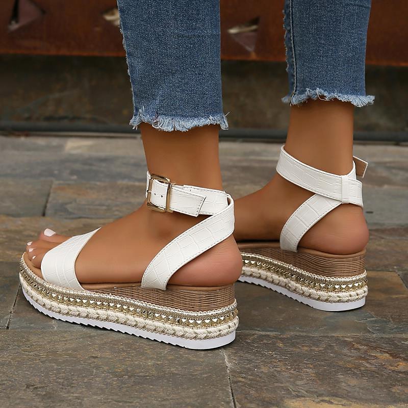 Sandalias de mujer con plataforma alpargata blanca con tira en el tobillo y detalle de tachuelas para outfits veraniegos y casuales 2025 - $29.99 –P2