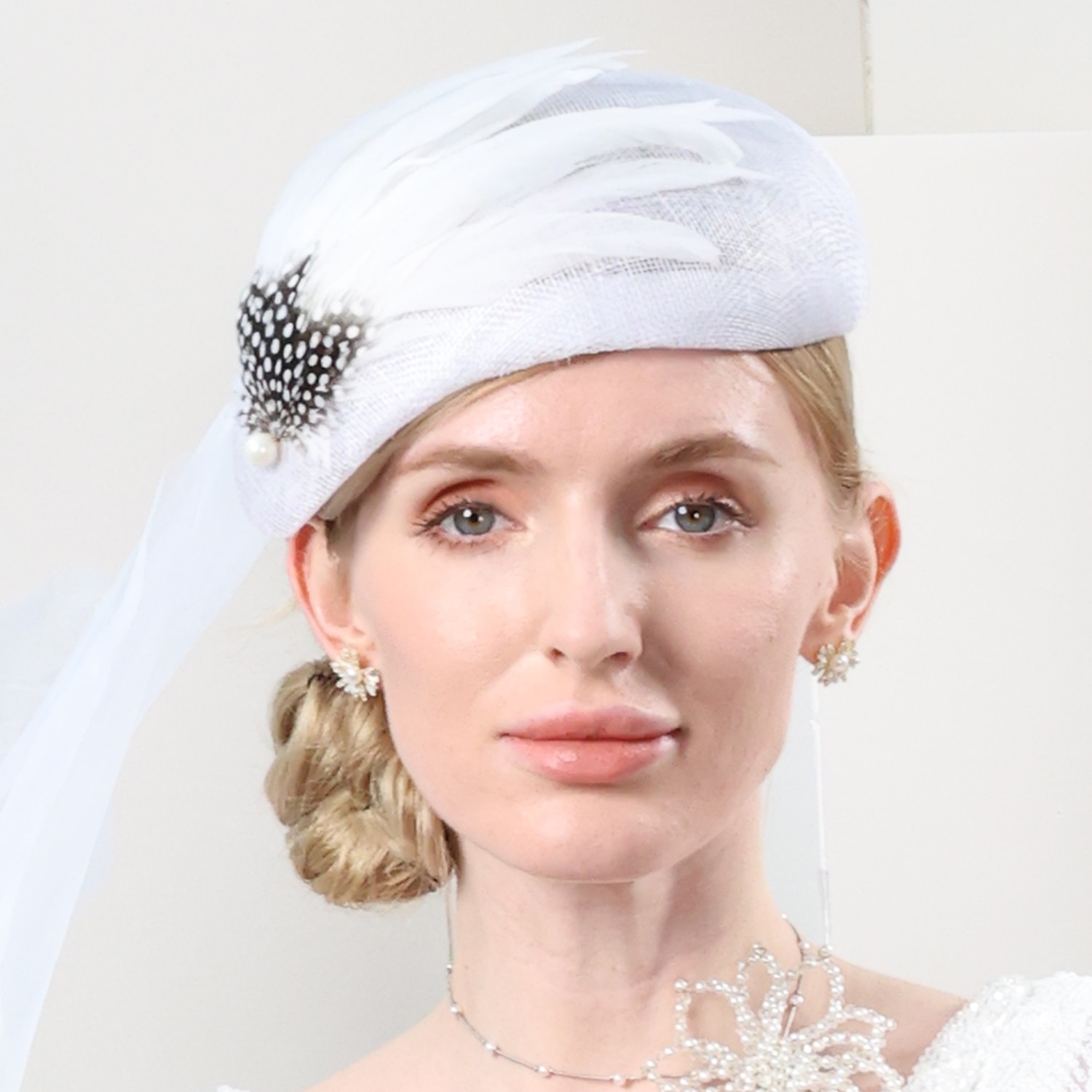 hatter hodeplagg imitert perlefjær bowler / cloche hatt tallerken lue pilleboks lue kveldsfest cocktail elegant bryllup med fjærperler hodeplagg hodeplagg 2026 - $57.99 –P2