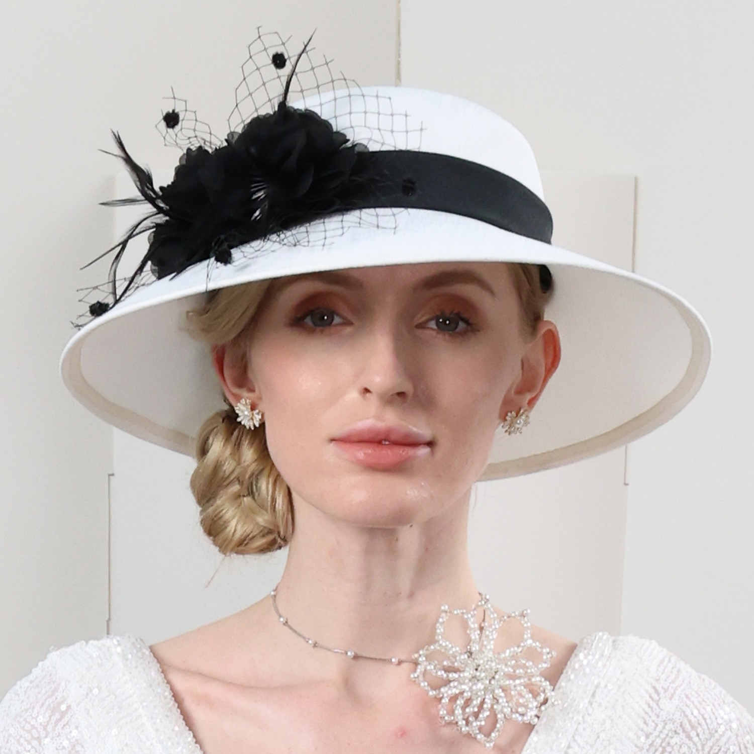 fascinators kentucky derby klobouk vlákno buřinka / cloche klobouk slaměný klobouk klobouk proti slunci svatební večerní párty elegantní ochrana proti slunci s peřím květinová pokrývka hlavy 2025 - $46.99 –P6