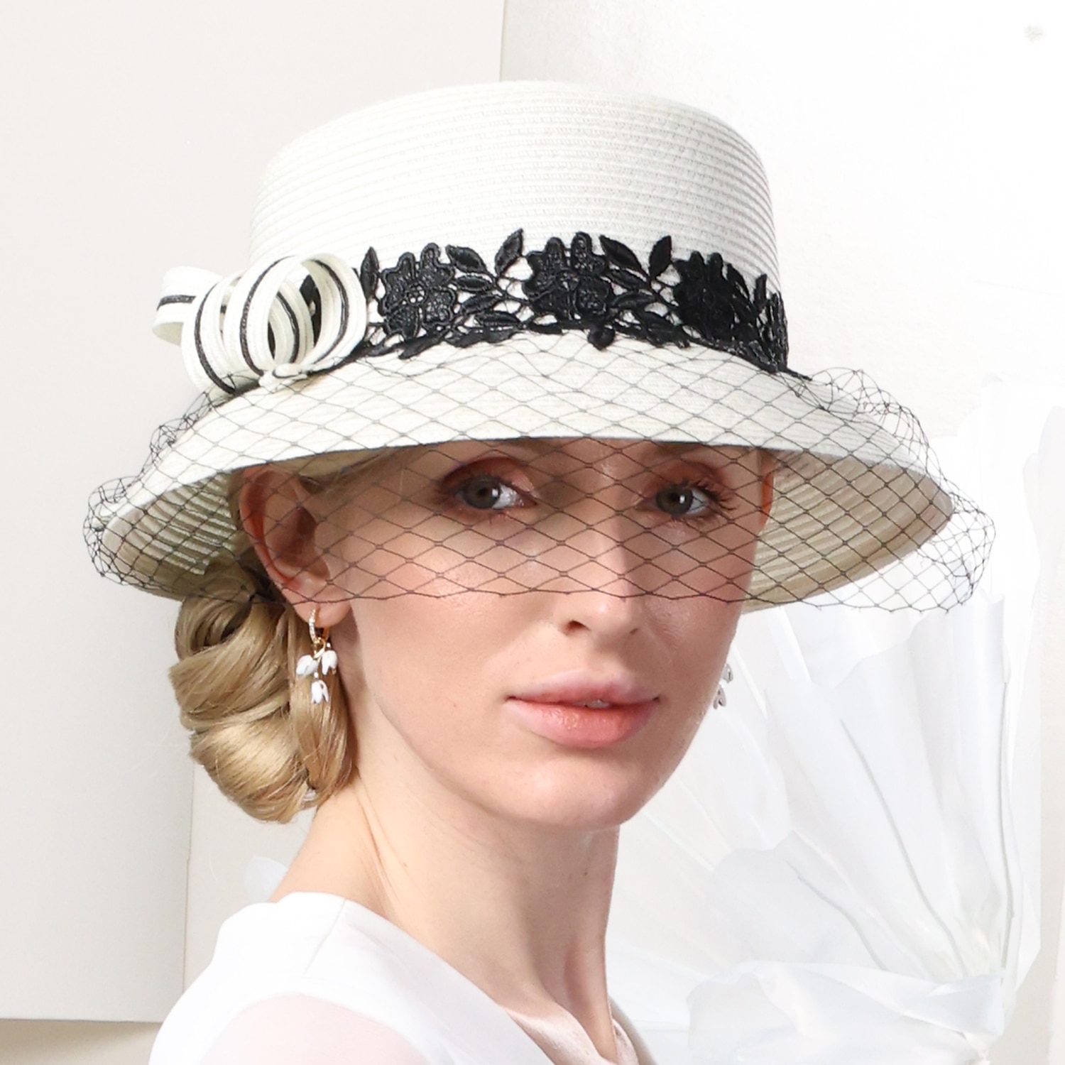 cappelli in fibra bombetta / cappello a cloche cappello a secchiello cappello di paglia matrimonio tea party matrimonio elegante con copricapo in velo di pizzo copricapo del 2025 a $34.99 –P3
