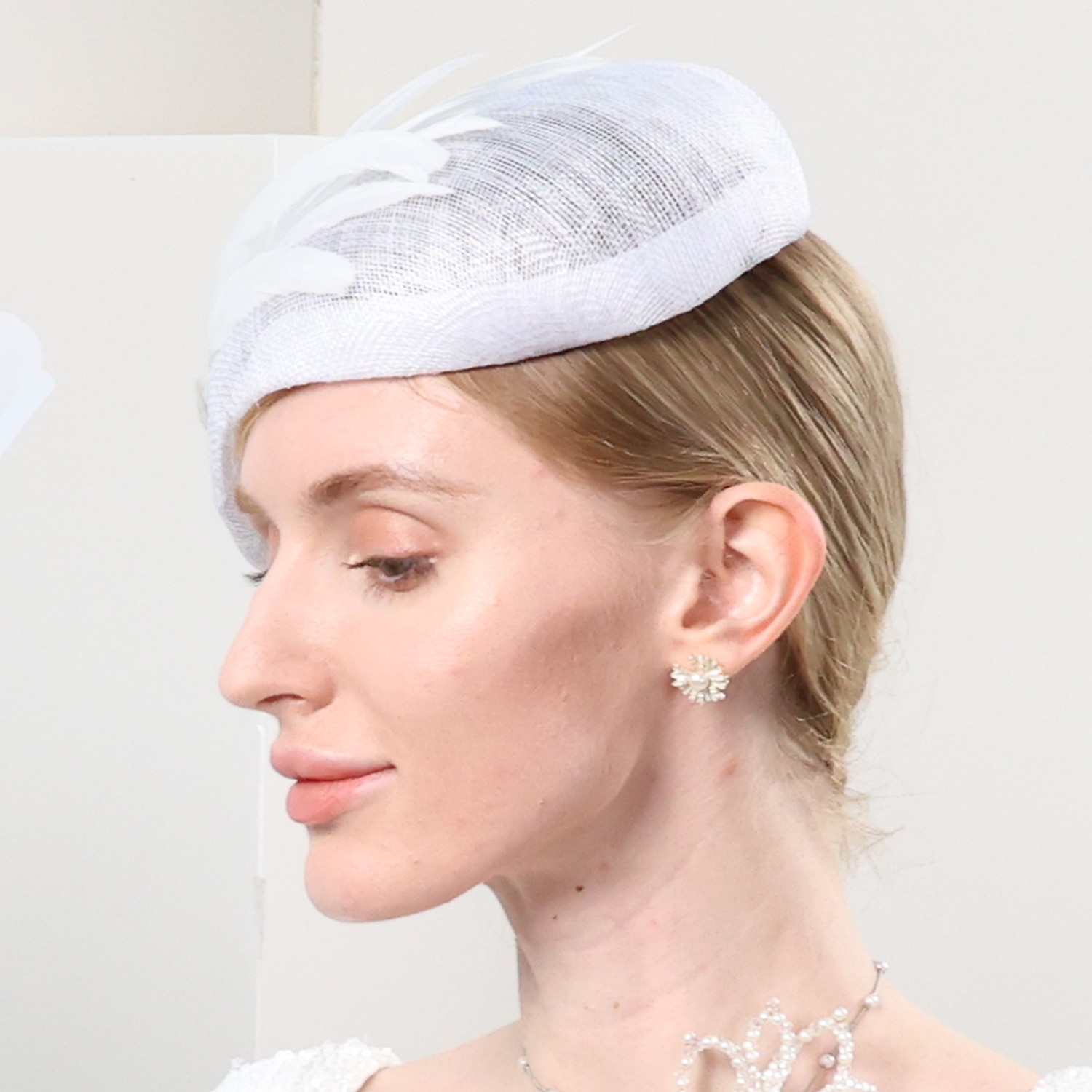 hatter hodeplagg imitert perlefjær bowler / cloche hatt tallerken lue pilleboks lue kveldsfest cocktail elegant bryllup med fjærperler hodeplagg hodeplagg 2026 - $57.99 –P7