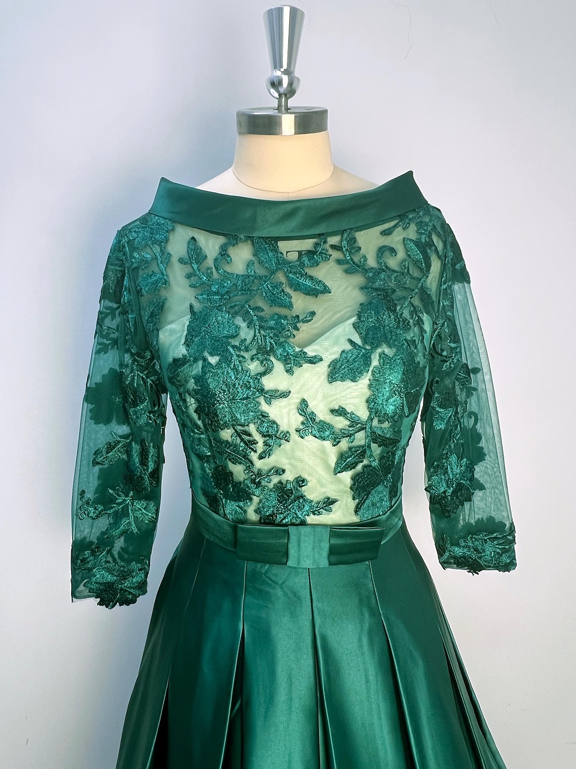 Abiti da cocktail A-Line rossi verdi abito elegante formale Kentucky lunghezza tè maniche 3/4 scollatura a girocollo autunno invitato matrimonio satén con pieghe applicazioni del 2025 a $175.99 –P2