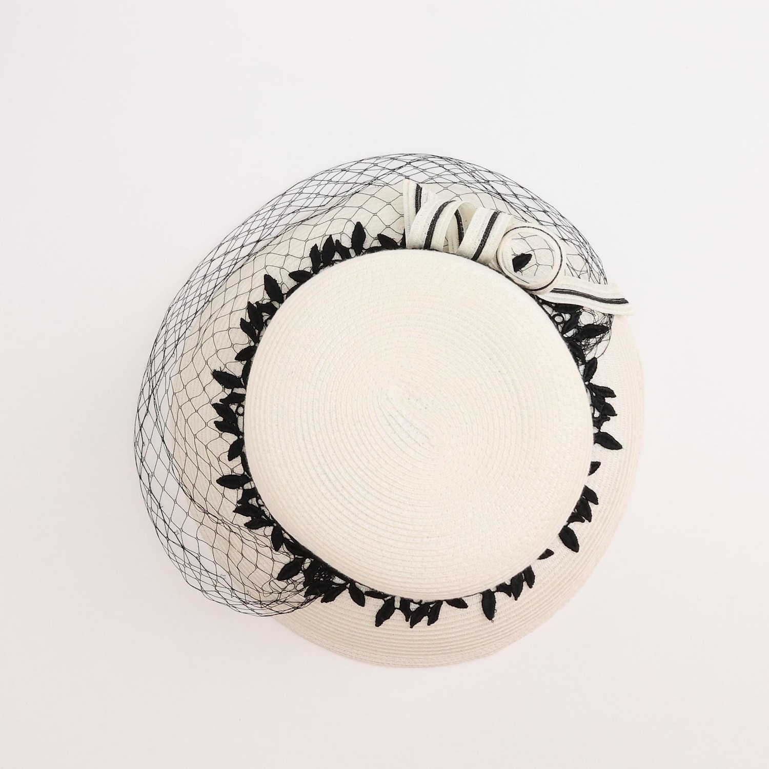 cappelli in fibra bombetta / cappello a cloche cappello a secchiello cappello di paglia matrimonio tea party matrimonio elegante con copricapo in velo di pizzo copricapo del 2025 a $34.99 –P12