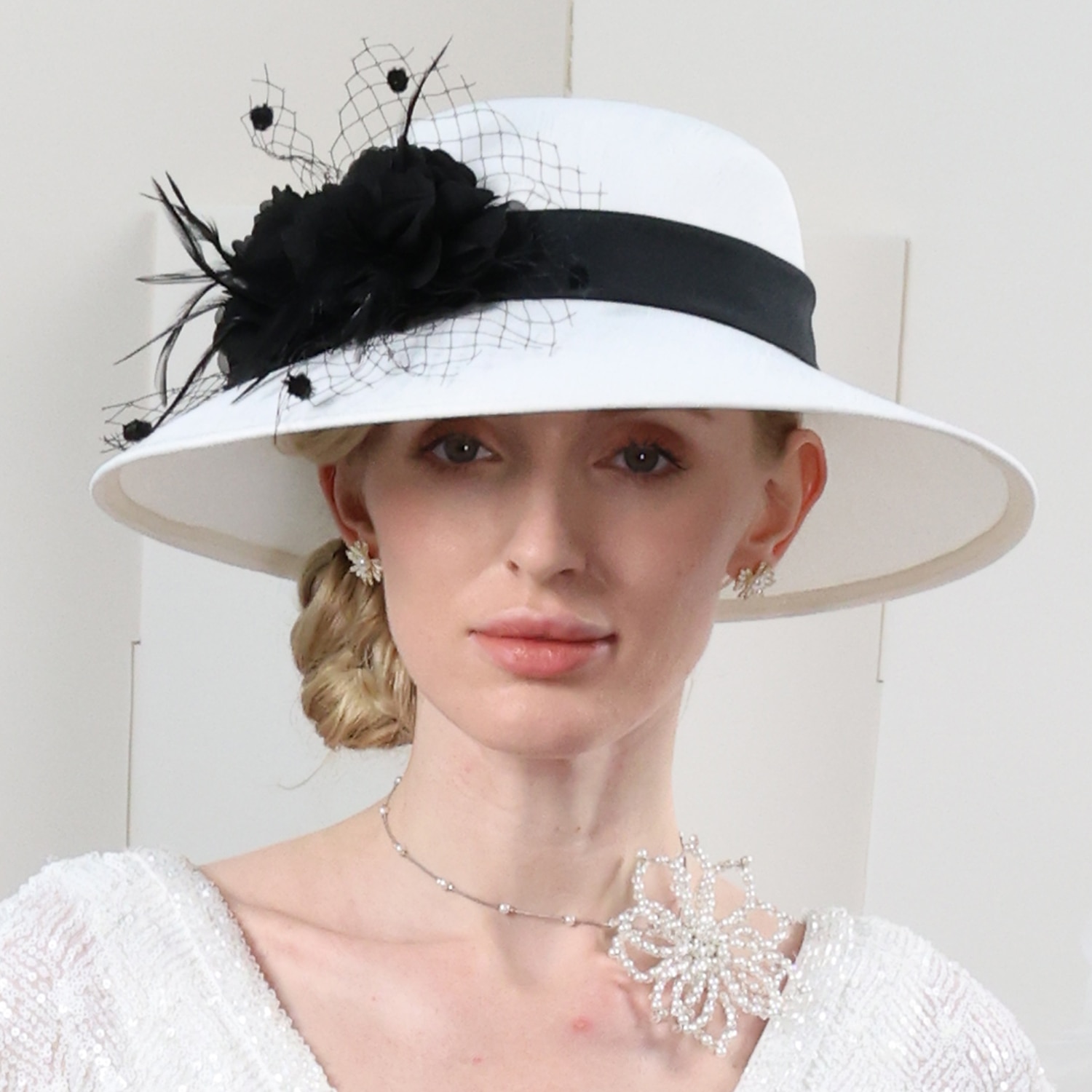 fascinators kentucky derby klobouk vlákno buřinka / cloche klobouk slaměný klobouk klobouk proti slunci svatební večerní párty elegantní ochrana proti slunci s peřím květinová pokrývka hlavy 2025 - $46.99 –P4