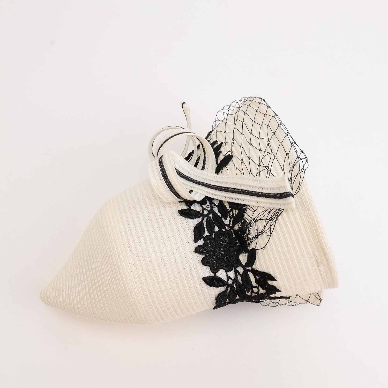 cappelli in fibra bombetta / cappello a cloche cappello a secchiello cappello di paglia matrimonio tea party matrimonio elegante con copricapo in velo di pizzo copricapo del 2025 a $34.99 –P9
