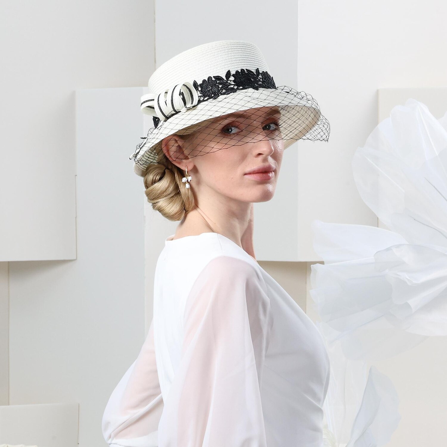 cappelli in fibra bombetta / cappello a cloche cappello a secchiello cappello di paglia matrimonio tea party matrimonio elegante con copricapo in velo di pizzo copricapo del 2025 a $34.99 –P4