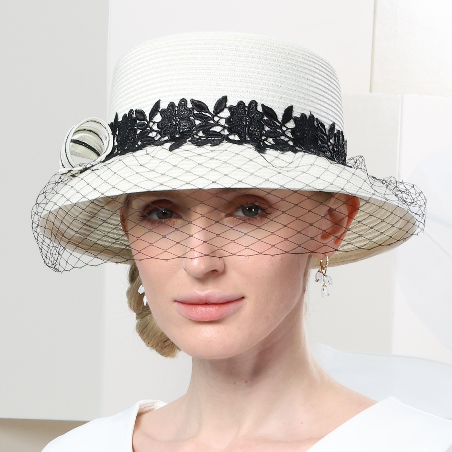 cappelli in fibra bombetta / cappello a cloche cappello a secchiello cappello di paglia matrimonio tea party matrimonio elegante con copricapo in velo di pizzo copricapo del 2025 a $34.99 –P2